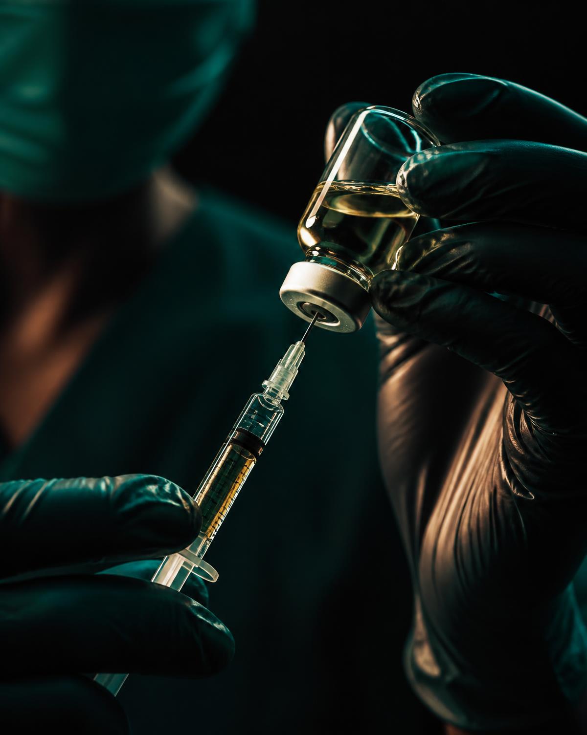 Preparo de terapia injetável regenerativa com seringa e frasco